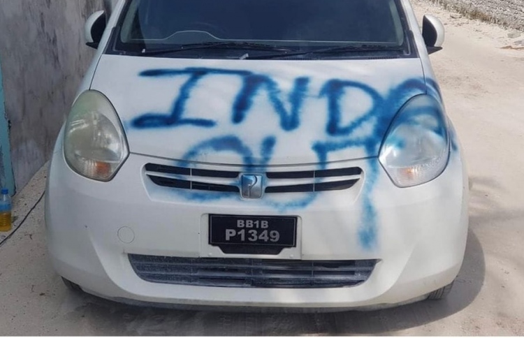 އައްޑޫ މޭޔަރުގެ ކާރުގައި "އިންޑިއާ އައުޓް" ޖަހައިފި