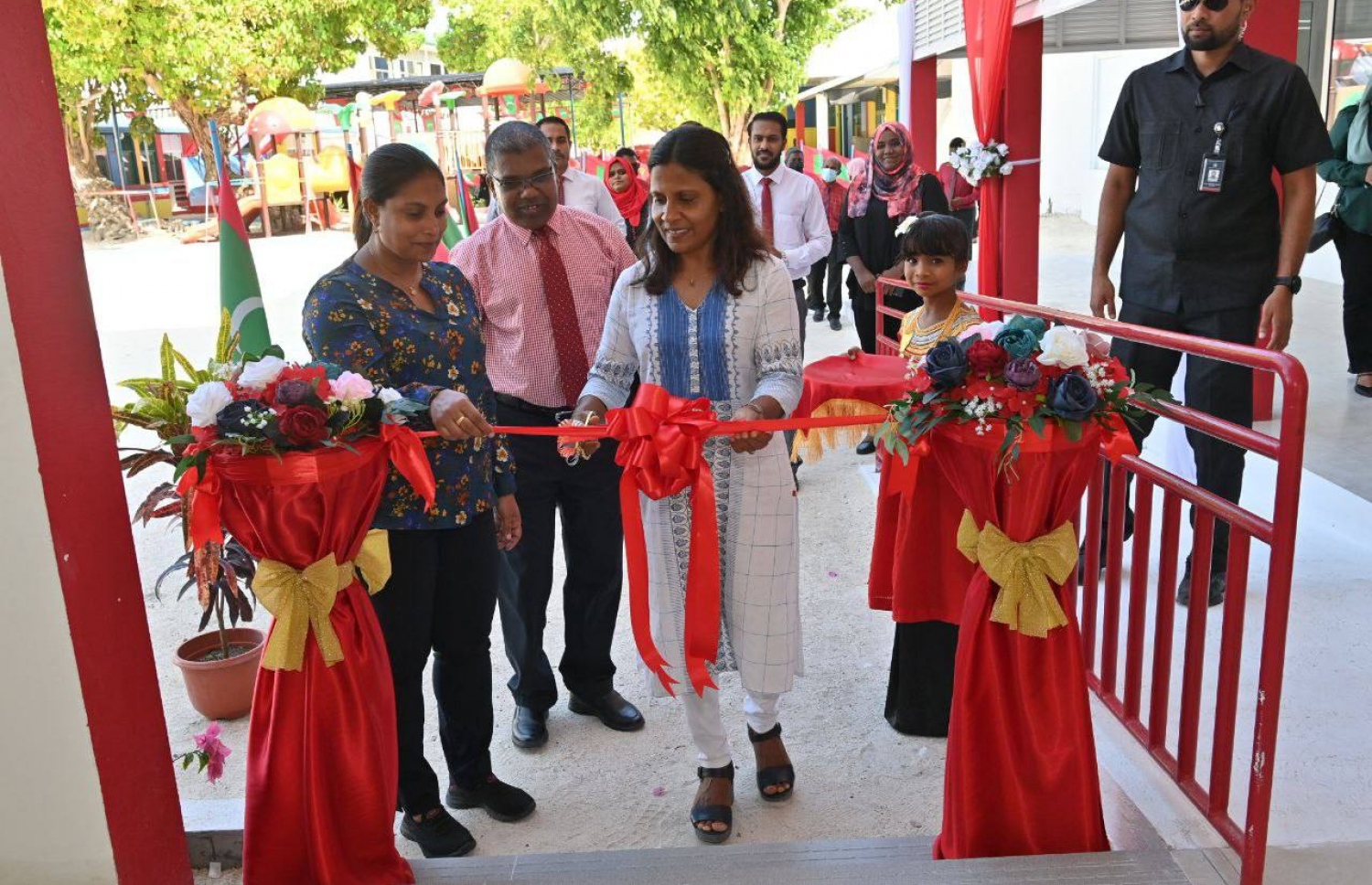 ފަސްޓްލޭޑީ ފަޒްނާ، މަރަދޫ ސްކޫލްގެ އާ އިމާރާތް ހުޅުވައިދެއްވަނީ.-- ފޮޓޯ: ރައީސް އޮފީސް