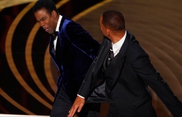 އޮސްކާ ހަފްލާގައި ވިލް ސްމިތު ކްރިސް ރޮކް މޫނު މަތީގައި ޖަހަނީ