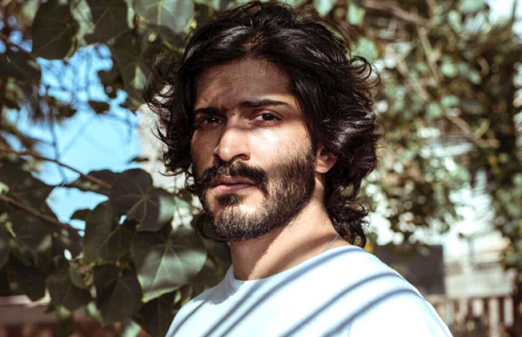 އަނިލްގެ ފިރިހެން ދަރިފުޅާ އެކު ފެނުނީ ކާކު؟