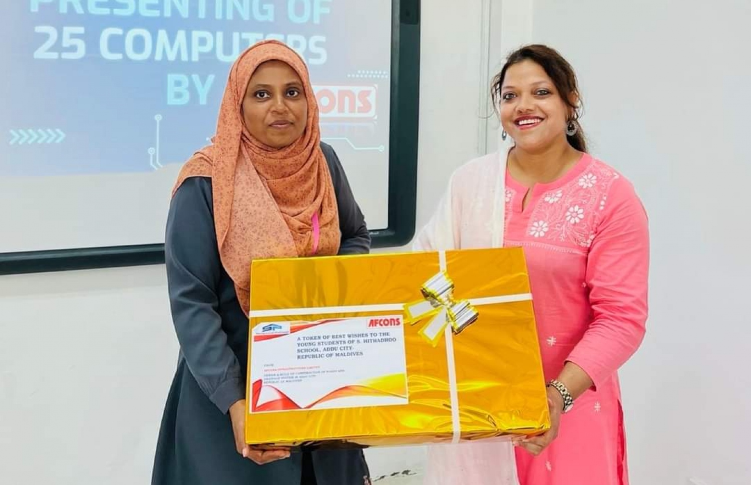 ހިތަދޫ ސްކޫލަށް ކޮމްޕިއުޓަރުތަކެއް ހަދިޔާ ކުރުމަށް ބޭއްވި ރަސްމިއްޔާތެއްގައި އާސިޔަތު (ވ) ބައިވެރިވެވަޑައިގަންނަވަނީ.