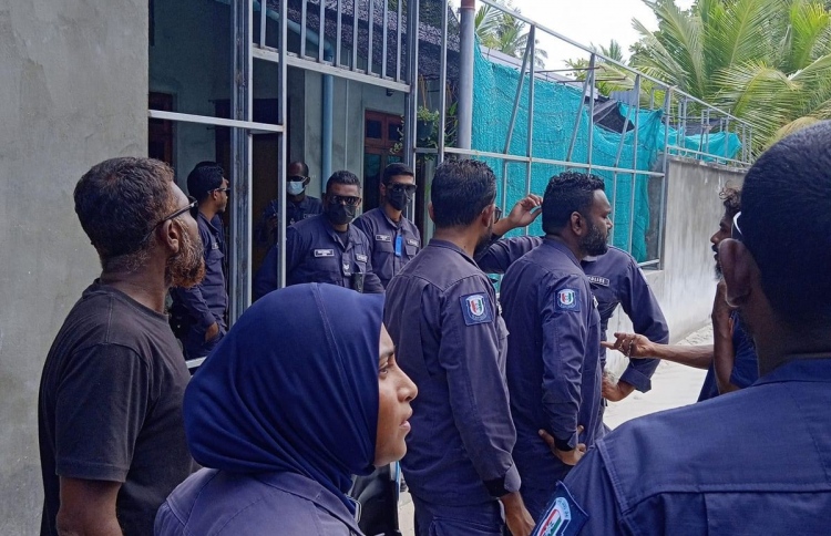 ހަ އަހަރުގެ ކުއްޖާއަށް އިތުރު މީހަކު ގޯނާކުރިތޯ ބަލަނީ