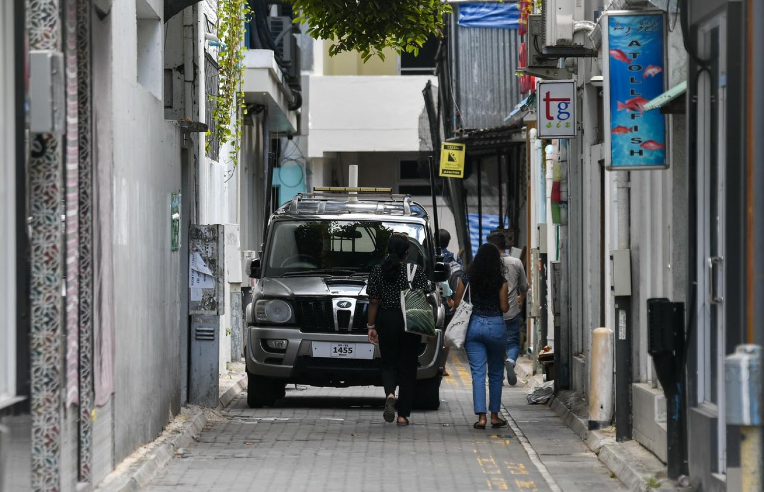 މަޖިލީހުގެ ރައީސް މުހައްމަދު ނަޝީދުގެ ކާރުކޮޅު އެމަނިކުފާނުގެ އާއިލީ ގެކޮޅު، ކެނެރީގެ ހުންނަ މަގުގެ ބޭރުގައި ޕާކުކޮށްފައި: އެ މަގު ބަންދުކުރުމުން ޓްރެފިކް ތޮއްޖެހޭތީ އާންމުންގެ ޝަކުވާ ވަނީ ވަރަށް ބޮޑުވެފައި -- ފޮޓޯ: ފަޔާޒް މޫސާ | މިހާރު