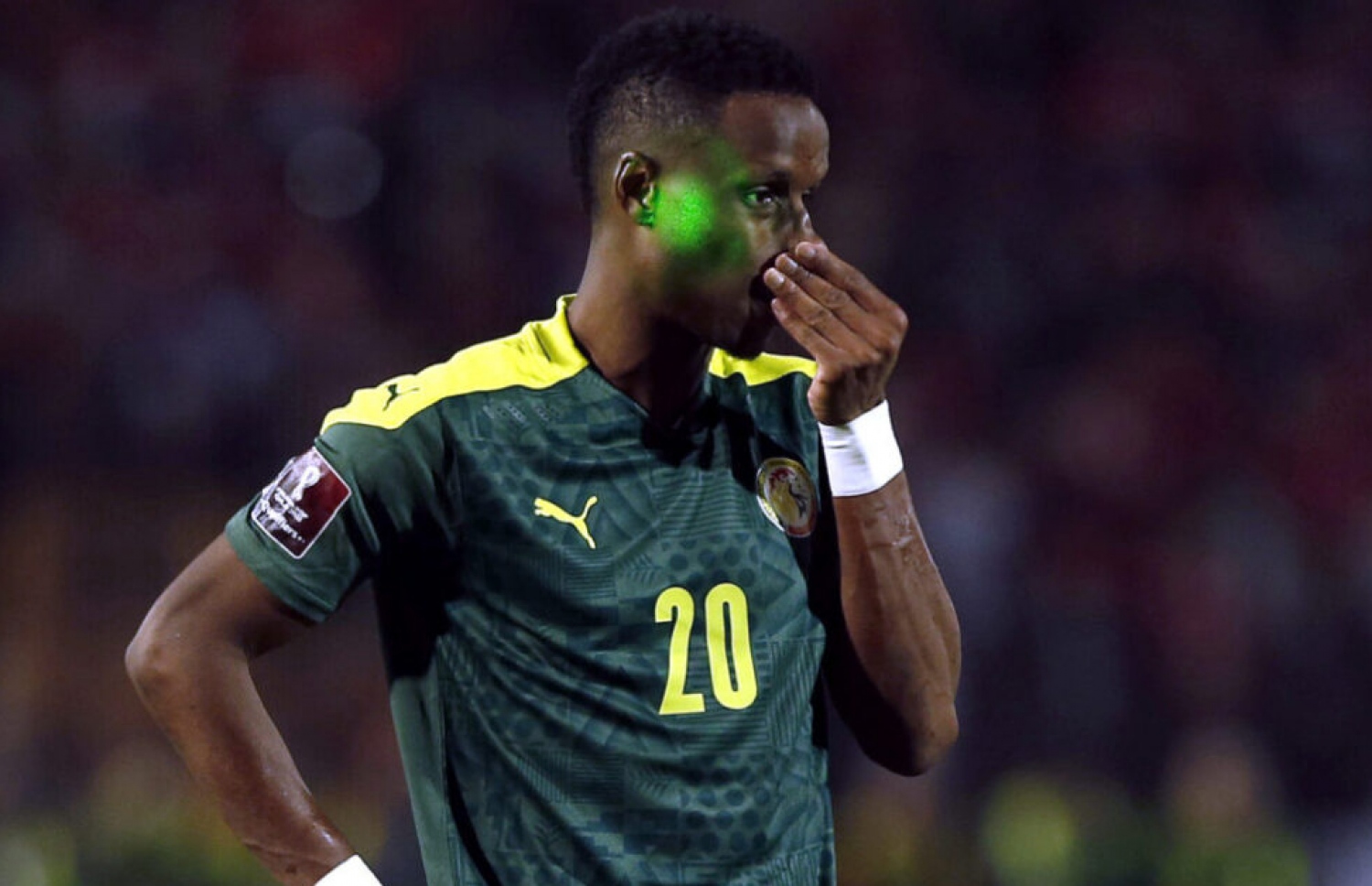 ކޮލިފައިން ފަހު ބުރުގައި، މިސްރުގައި ކުޅުނު ފުރަތަމަ ލެގު މެޗުގައި ސެނެގާލްގެ ޑިފެންޑަރު ބޮއުނާ ސާ ގެ މޫނަށް ލޭޒާ އަޅުވާފައި.-- ފޮޓޯ: ގެޓީ އިމޭޖަސް