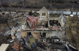 This aerial view taken near Kyiv on March 30, 2022 shows a destroyed house in the village of Lukianivka. --Photo: Ronaldo Schemidt / AFP