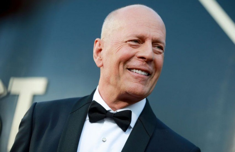 ސިކުނޑީގެ ބައްޔަކާ ހެދި ބްރޫސް އެކްޓިންނާ ދުރަށް ދަނީ