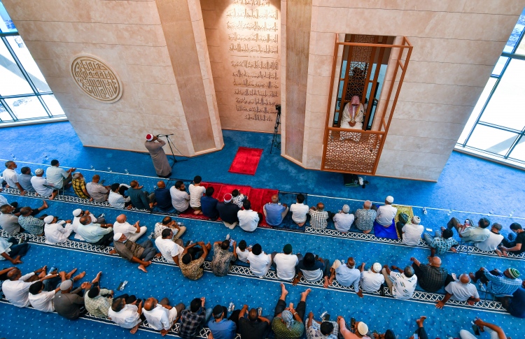 ސަލްމާން މިސްކިތް ފުރަތަމަ ހުކުރު ނަމާދަށް ފުރާލައިފި