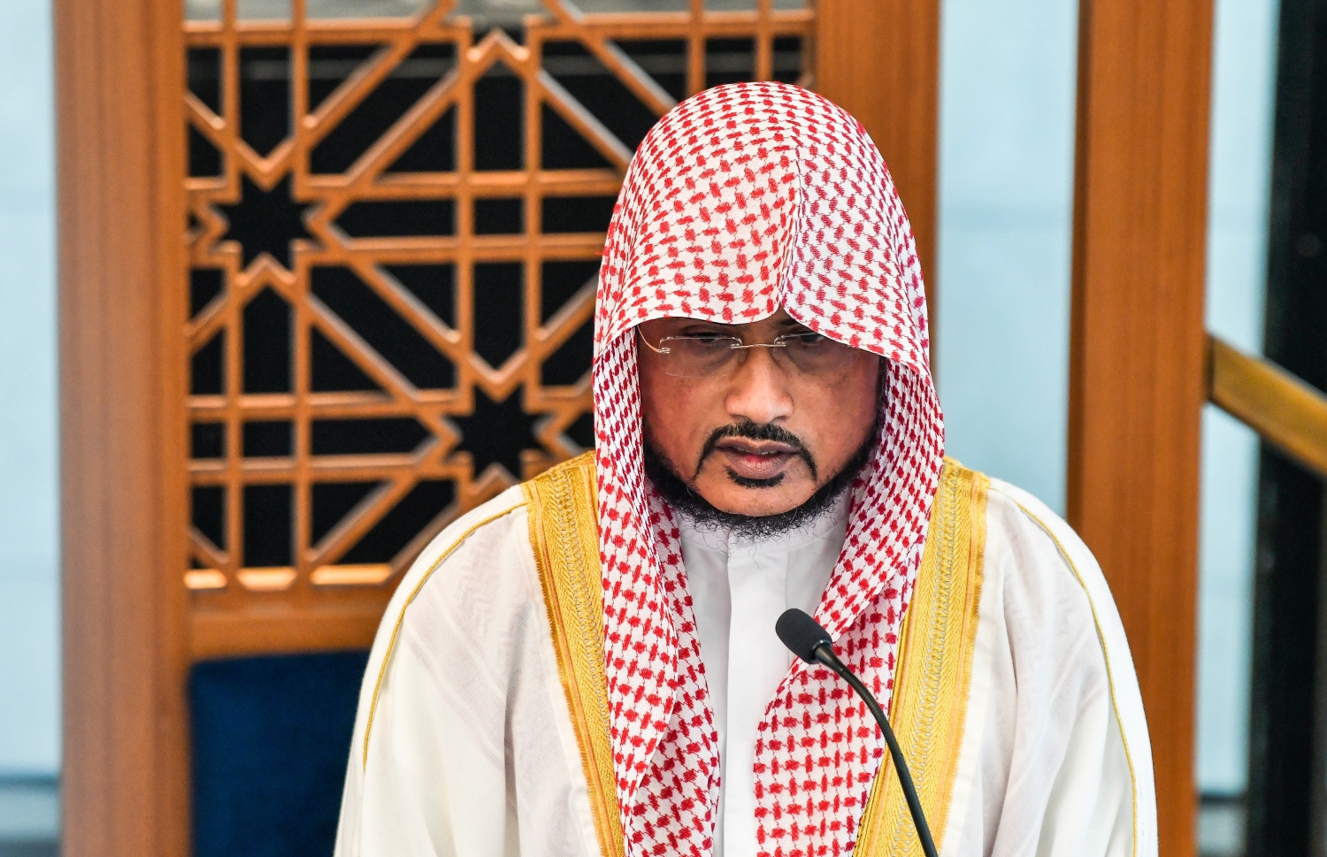 ސަލްމާން މިސްކިތް ބޭނުންކުރަން ފެށުމަށްޓަކައި މިއަދު އެ މިސްކިތުގައި ކުރި ފުރަތަމަ ހުކުރު ނަމާދުގައި ޝައިހު އިލްޔާސް ހުތުބާ ވިދާޅުވަނީ.---ފޮޓޯ: ފަޔާޒު މޫސާ| މިހާރު