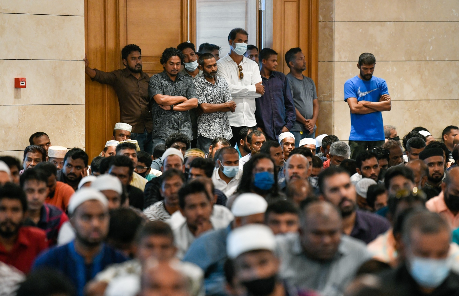 ސަލްމާން މިސްކިތަށް މިއަދު ހުކުރު ނަމާދަށް ދިޔަ ބަޔަކު ހުތުބާ އަޑުއަހަނީ.---ފޮޓޯ: ފަޔާޒު މޫސާ| މިހާރު