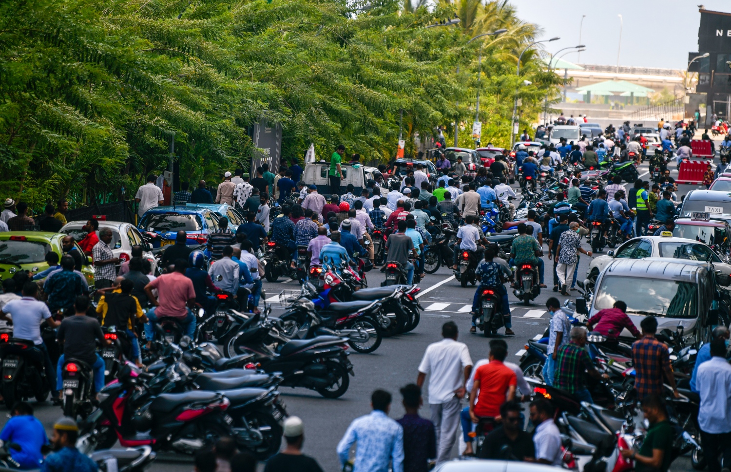 ސަލްމާން މިސްކިތުގައި ހުކުރު ނަމާދުކުރުމަށް ފަހު، ނަމާދަށް ދިޔަ މީހުންގެ ވެހިކަލްތަކުން ބޮޑުތަކުރުފާނު މަގު ތޮއްޖެހިފައި -- ފޮޓޯ: ފަޔާޒު މޫސާ | މިހާރު