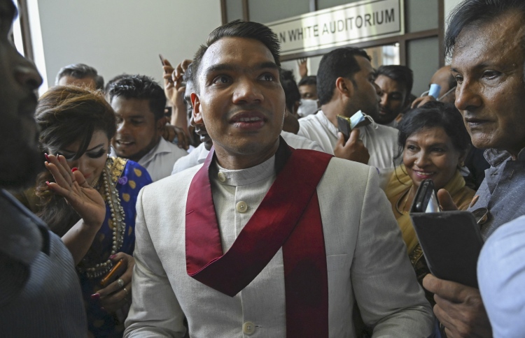 ކަފާލާތުގެ ދަށުން ނަމާލް ދޫކޮށްލައިފި