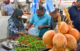 (FILE) A person buying chili from the local market on April 2, 2022: Chili prices have decreased significantly compared to the beginning of Ramadan -- Photo: Nishan / Mihaaru