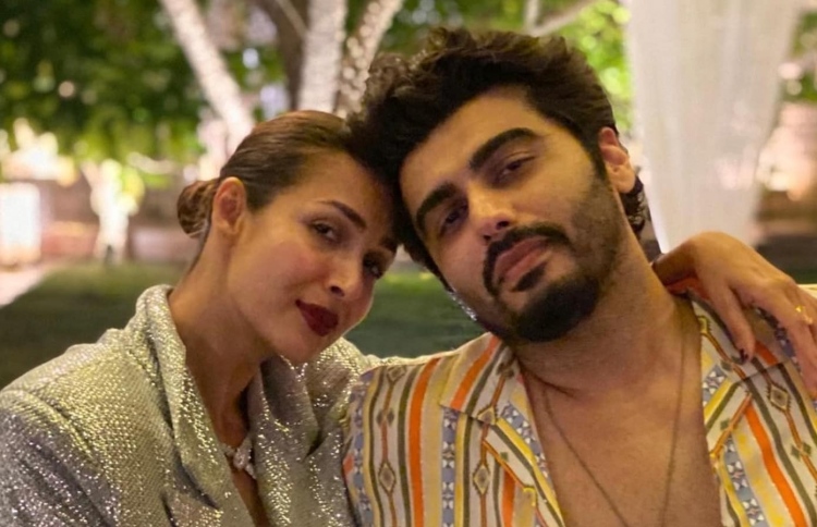 ކާރު އެކްސިޑެންޓެއްގައި މަލައިކާ އަށް އަނިޔާވެއްޖެ