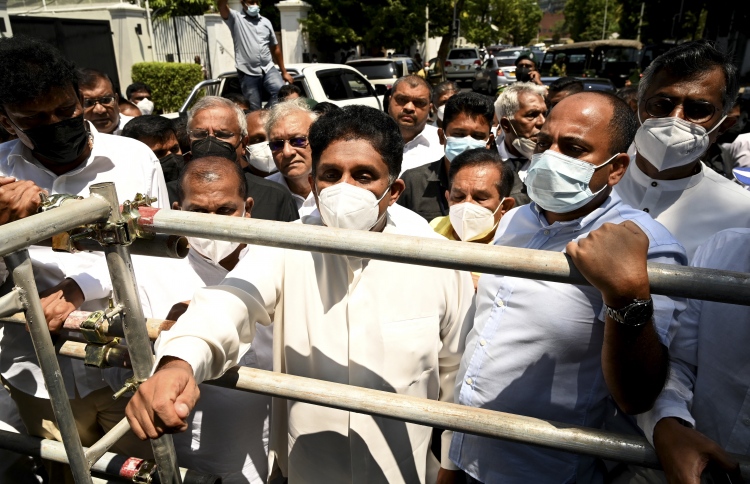 ކާފިއުއަށް ގޮންޖަހައި އިދިކޮޅު ފަރާތްތަކުން މުޒާހަރާއަށް