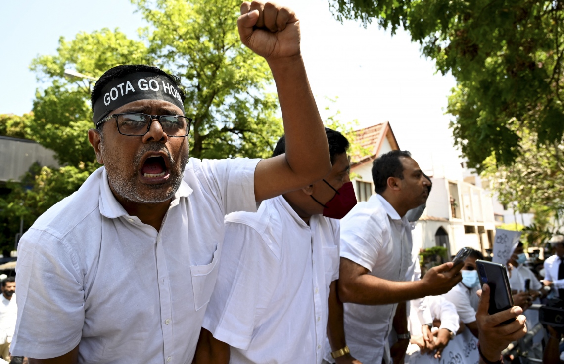 ކޮލަމްބޯ - އެޕްރީލް 3: ސްރީ ލަންކާގައި ކާފިއު އިއުލާންކުރި ނަމަވެސް އިދިކޮޅު މެންބަރުން މިއަދު އިހްތިޖާޖް ކުރަނީ. --ފޮޓޯ:އޭއެފްޕީ