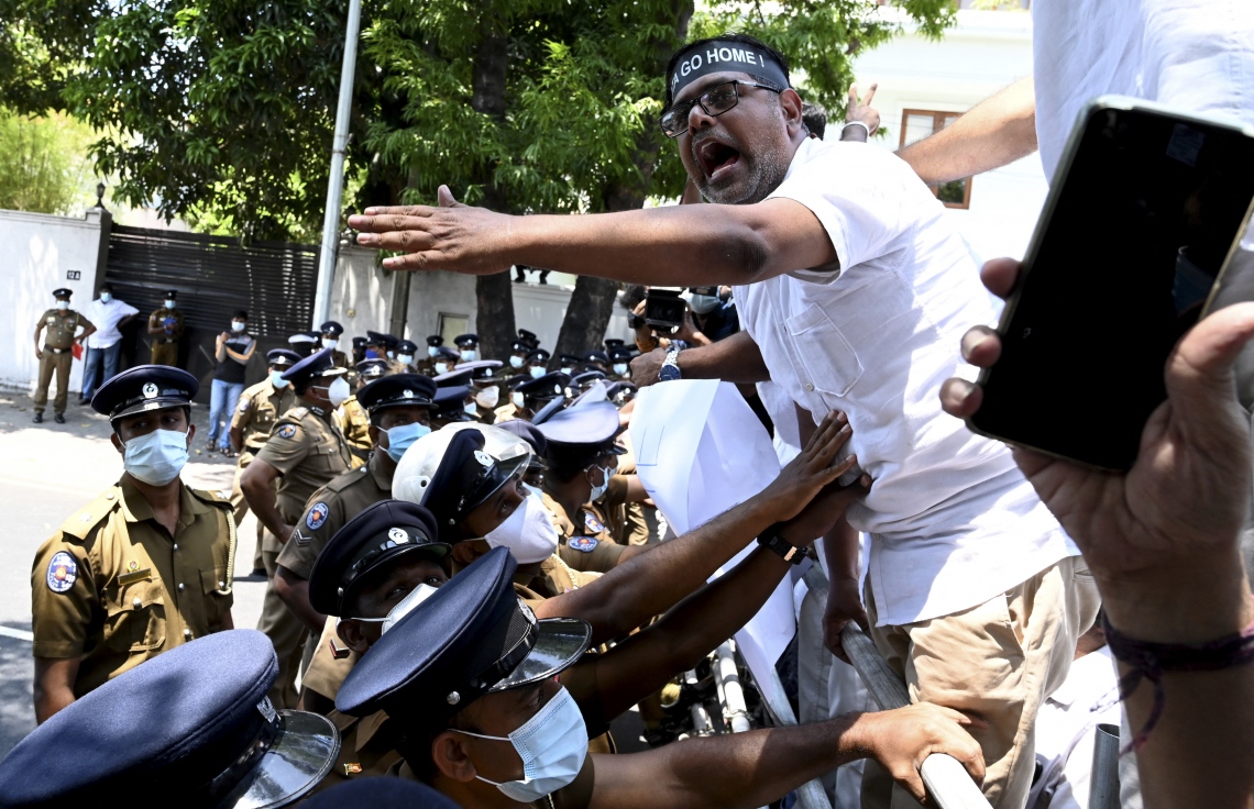 ކޮލަމްބޯ - އެޕްރީލް 3: ސްރީ ލަންކާގައި ކާފިއު އިއުލާންކުރި ނަމަވެސް އިދިކޮޅު މެންބަރުން މިއަދު އިހްތިޖާޖް ކުރަނީ. --ފޮޓޯ:އޭއެފްޕީ