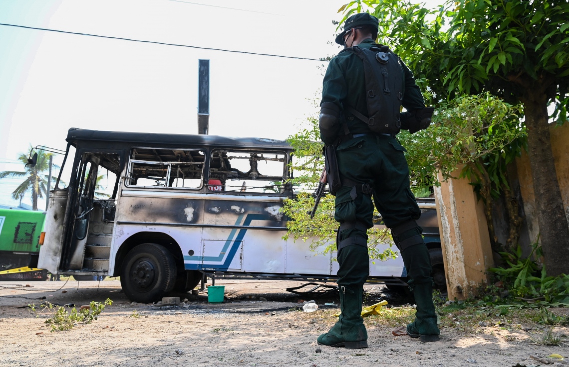 ކޮލަމްބޯ - އެޕްރީލް 2: ސްރީ ލަންކާގެ ރައީސް ގޯޓާބޭ ރާޖަޕަކްސާ ދިރިއުޅުއްވާ ގެކޮޅު ސަރަހައްދުގައި ސިފައިން ފޯރިމަރަނީ. --ފޮޓޯ:އޭއެފްޕީ