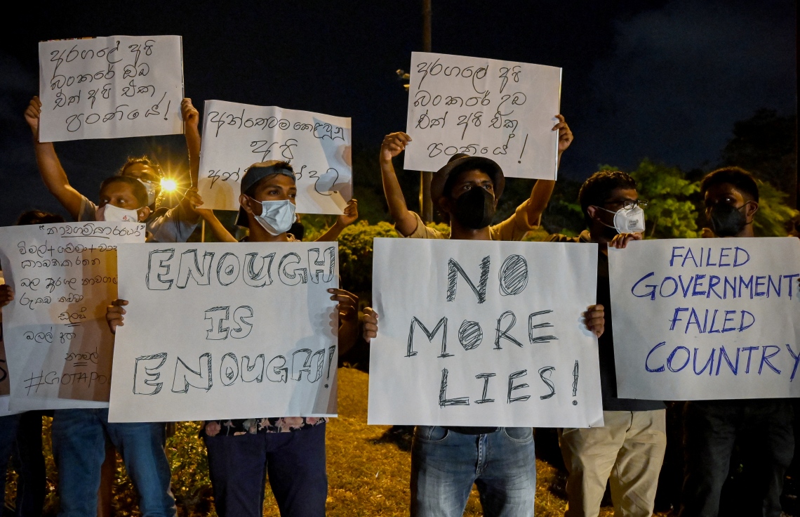 ކޮލަމްބޯ - އެޕްރީލް 2: ސްރީ ލަންކާގައި ތަކެތީގެ އަގު ބޮޑުވުމާ ދެކޮޅަށް އިިދިކޮޅު ފަރާތްތަކުން ކޮލަމްބޯގައި މުޒާހަރާ ކުރަނީ. --ފޮޓޯ:އޭއެފްޕީ