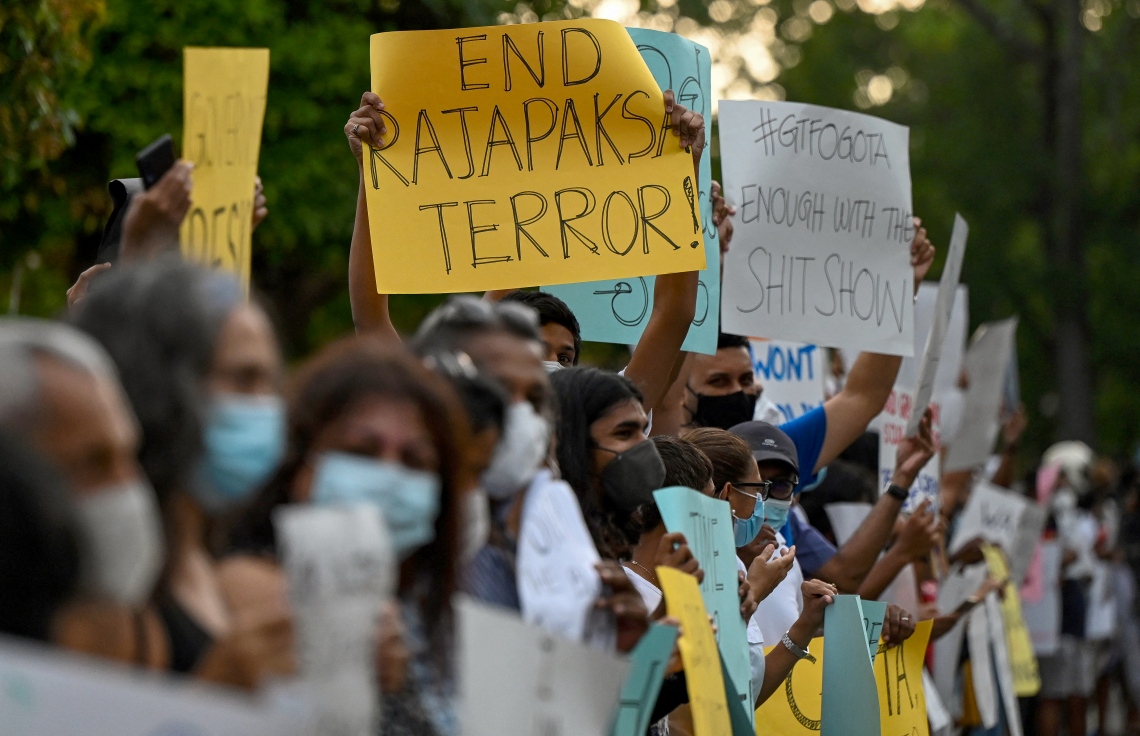 ކޮލަމްބޯ - އެޕްރީލް 2: ސްރީ ލަންކާގައި ތަކެތީގެ އަގުބޮޑުވުމާ ދެކޮޅަށް އާއްމުން މުޒާހަރާ ކުރަނީ. --ފޮޓޯ:އޭއެފްޕީ