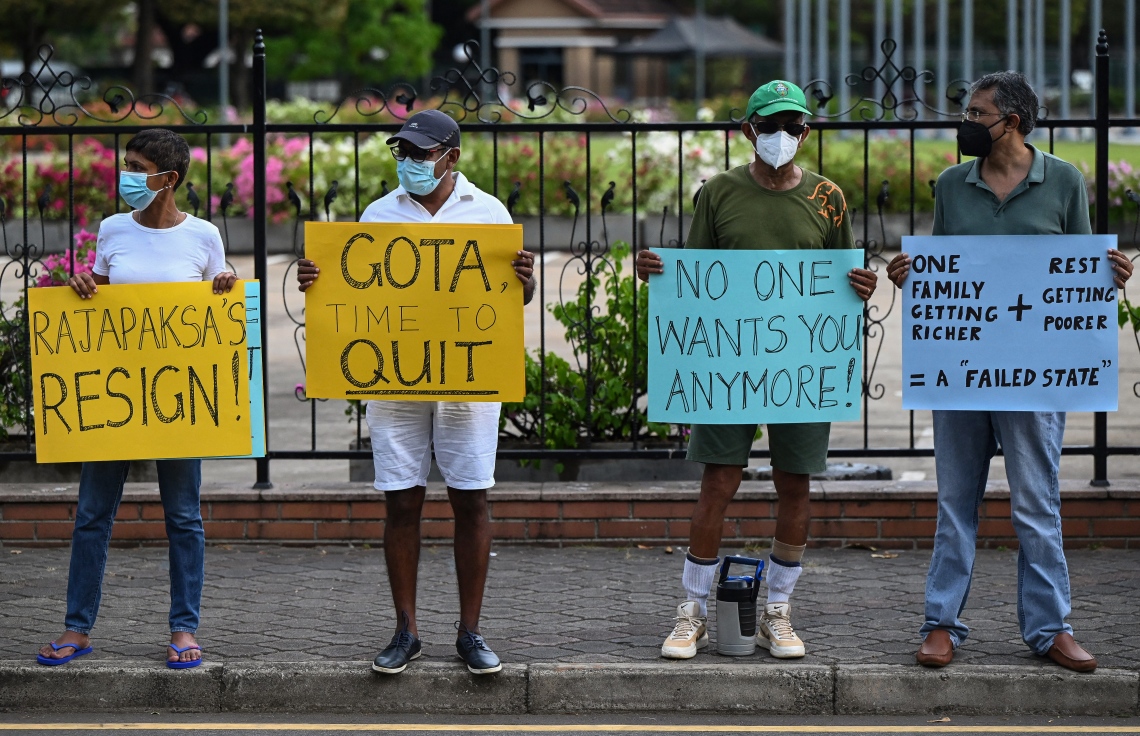 ކޮލަމްބޯ - އެޕްރީލް 2: ސްރީ ލަންކާގައި ތަކެތީގެ އަގު ބޮޑުވުމާ ދެކޮޅަށް އިިދިކޮޅު ފަރާތްތަކުން ކޮލަމްބޯގައި މުޒާހަރާ ކުރަނީ. --ފޮޓޯ:އޭއެފްޕީ