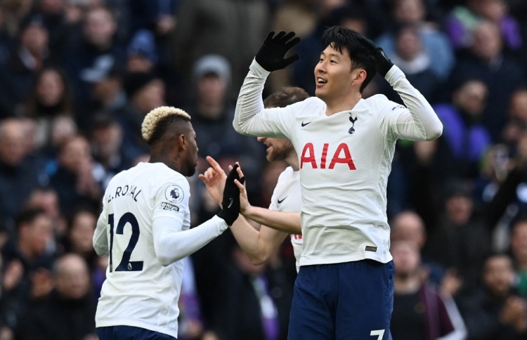 ފަހަތުން އަރައި މޮޅުވެ، ޓޮޓެންހަމް ގަދަ ހަތަރެއްގައި