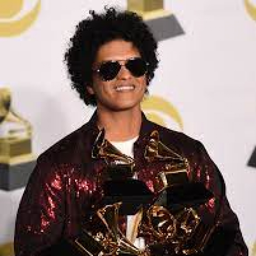 ބްރޫނޯ މާސް: މިއަހަރުގެ ގްރެމީސްގައި އޭނާ ވަނީ ހަތަރު އެވޯޑް ހޯދައިފައި.