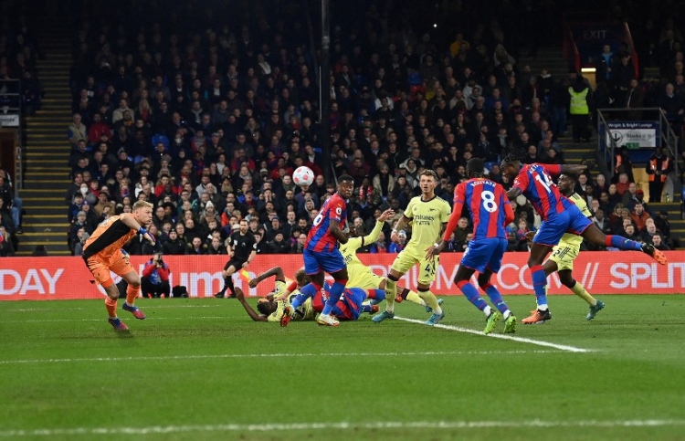 ވިއެރާގެ ކްރިސްޓަލް ޕެލަސް އިން އާސެނަލް ބަލިކޮށްފި