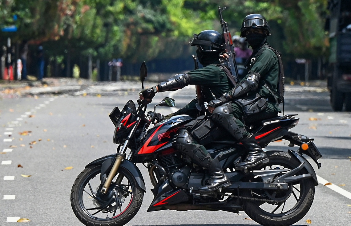 ކޮލަމްބޯ - އެޕްރީލް 5، 2022: ސްރީ ލަންކާ ސަރުކާރާ ދެކޮޅަށް ފަށާފައިވާ މުޒާހަރާތައް ކޮންޓްރޯލް ކުރުމަށް ސިފައިން މަގުތަކުގައި ހަރަކާތްތެރި ވަނީ. --ފޮޓޯ:އޭއެފްޕީ