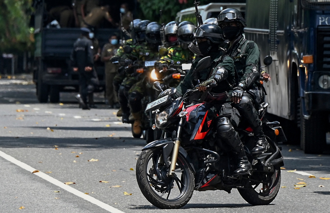 ކޮލަމްބޯ - އެޕްރީލް 5، 2022: ސްރީ ލަންކާ ސަރުކާރާ ދެކޮޅަށް ފަށާފައިވާ މުޒާހަރާތައް ކޮންޓްރޯލް ކުރުމަށް ސްޕެޝަލް ޓާސްކް ފޯސް (އެސްޓީއެފް) އިން މަގުތަކުގައި ހަރަކާތްތެރި ވަނީ. --ފޮޓޯ:އޭއެފްޕީ