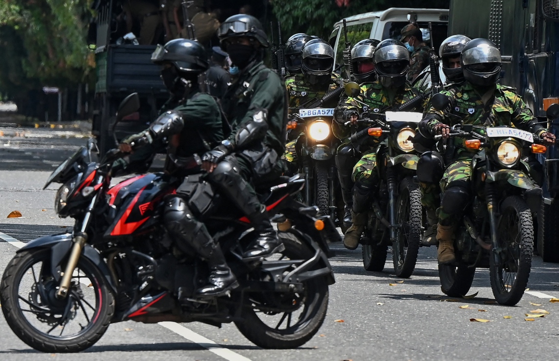 ކޮލަމްބޯ - އެޕްރީލް 5، 2022: ސްރީ ލަންކާ ސަރުކާރާ ދެކޮޅަށް ފަށާފައިވާ މުޒާހަރާތައް ކޮންޓްރޯލް ކުރުމަށް ސްޕެޝަލް ޓާސްކް ފޯސް (އެސްޓީއެފް) އިން މަގުތަކުގައި ހަރަކާތްތެރި ވަނީ. --ފޮޓޯ:އޭއެފްޕީ