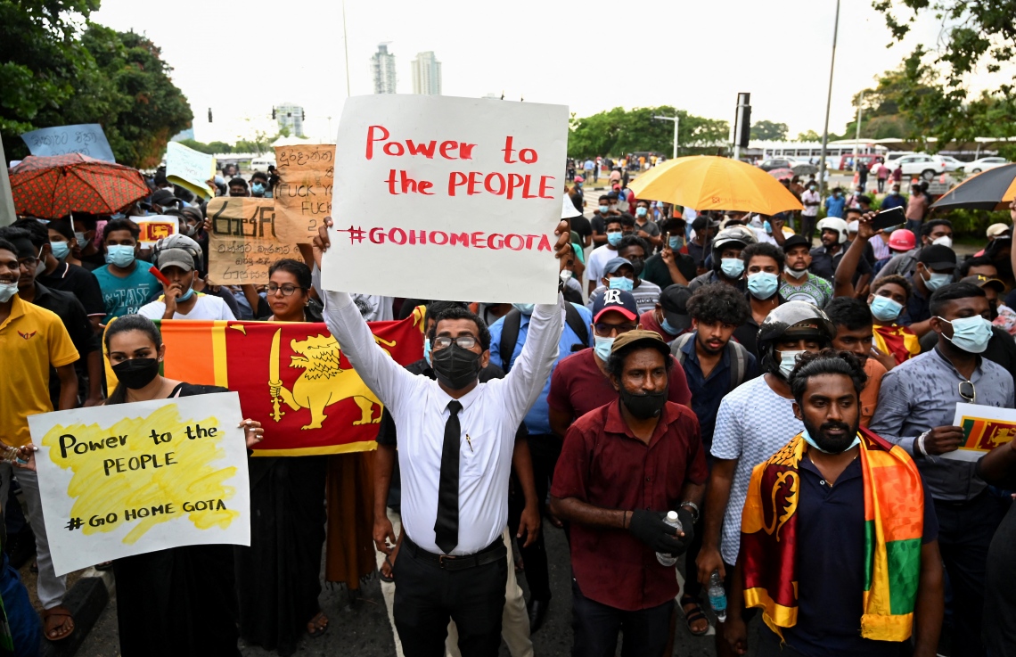 ކޮލަމްބޯ - އެޕްރީލް 5، 2022: ސްރީ ލަންކާގައި ތަކެތީގެ އަގުބޮޑުވެ އާއްމުންގެ ދިރިއުޅުމަށް ދަތިތައް ކުރިމަތިވާން ފެށުމުން އެތައް ބަޔަކު ނުކުމެ ސަރުކާރާ ދެކޮޅަށް މުޒާހަރާ ކުރަނީ. --ފޮޓޯ:އޭއެފްޕީ