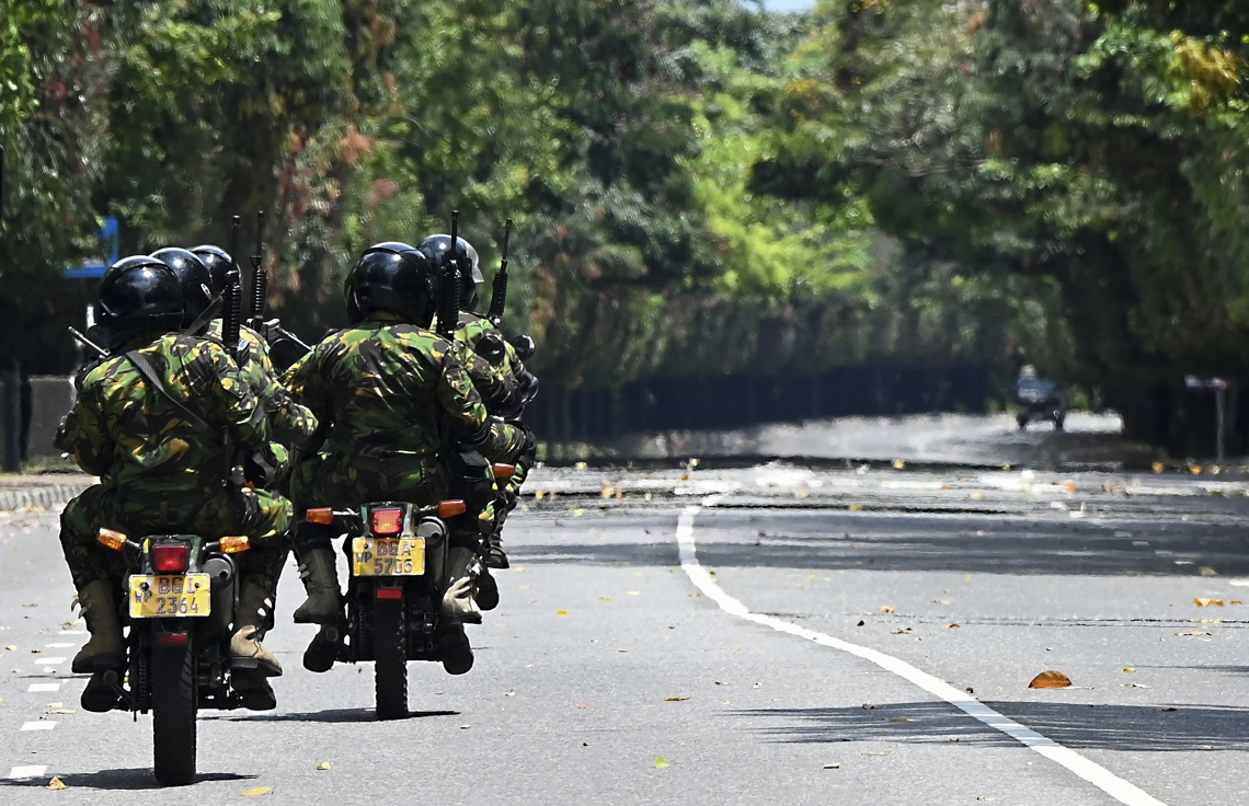 ކޮލަމްބޯ - އެޕްރީލް 5، 2022: ސްރީ ލަންކާ ސަރުކާރާ ދެކޮޅަށް ފަށާފައިވާ މުޒާހަރާތައް ކޮންޓްރޯލް ކުރުމަށް ސްޕެޝަލް ޓާސްކް ފޯސް (އެސްޓީއެފް) އިން މަގުތަކުގައި ހަރަކާތްތެރި ވަނީ. --ފޮޓޯ:އޭއެފްޕީ