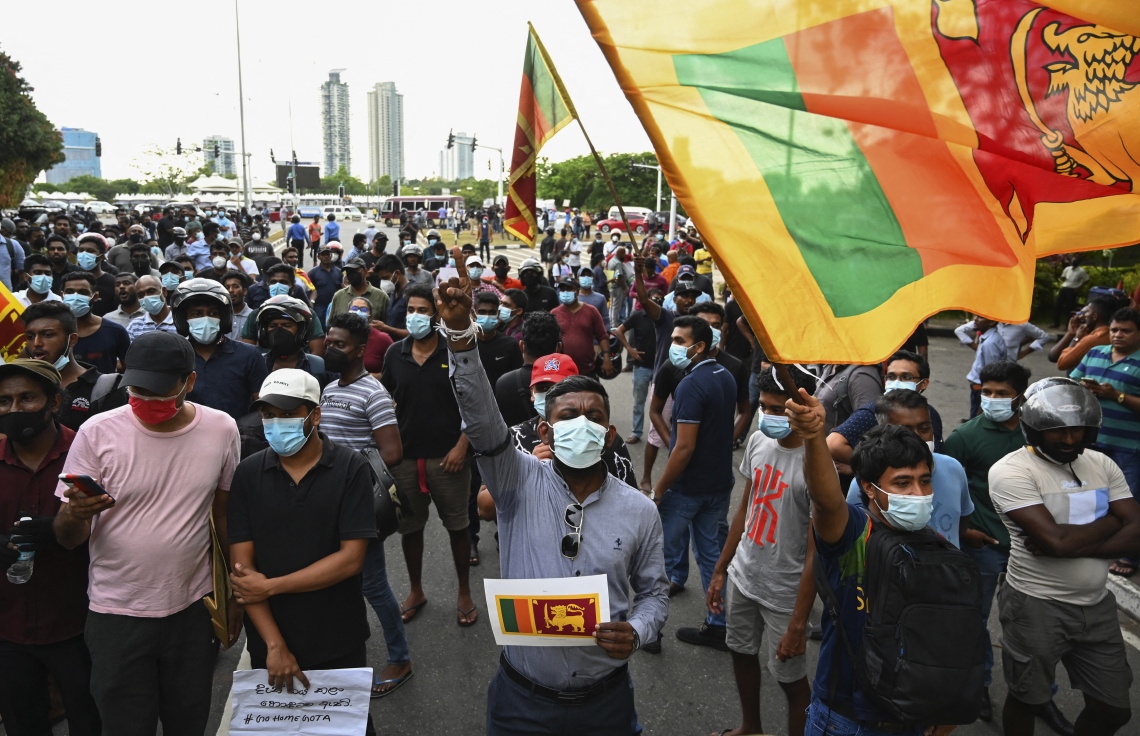 ކޮލަމްބޯ - އެޕްރީލް 5، 2022: ސްރީ ލަންކާގައި ތަކެތީގެ އަގުބޮޑުވެ އާއްމުންގެ ދިރިއުޅުމަށް ދަތިތައް ކުރިމަތިވާން ފެށުމުން އެތައް ބަޔަކު ނުކުމެ ސަރުކާރާ ދެކޮޅަށް މުޒާހަރާ ކުރަނީ. --ފޮޓޯ:އޭއެފްޕީ