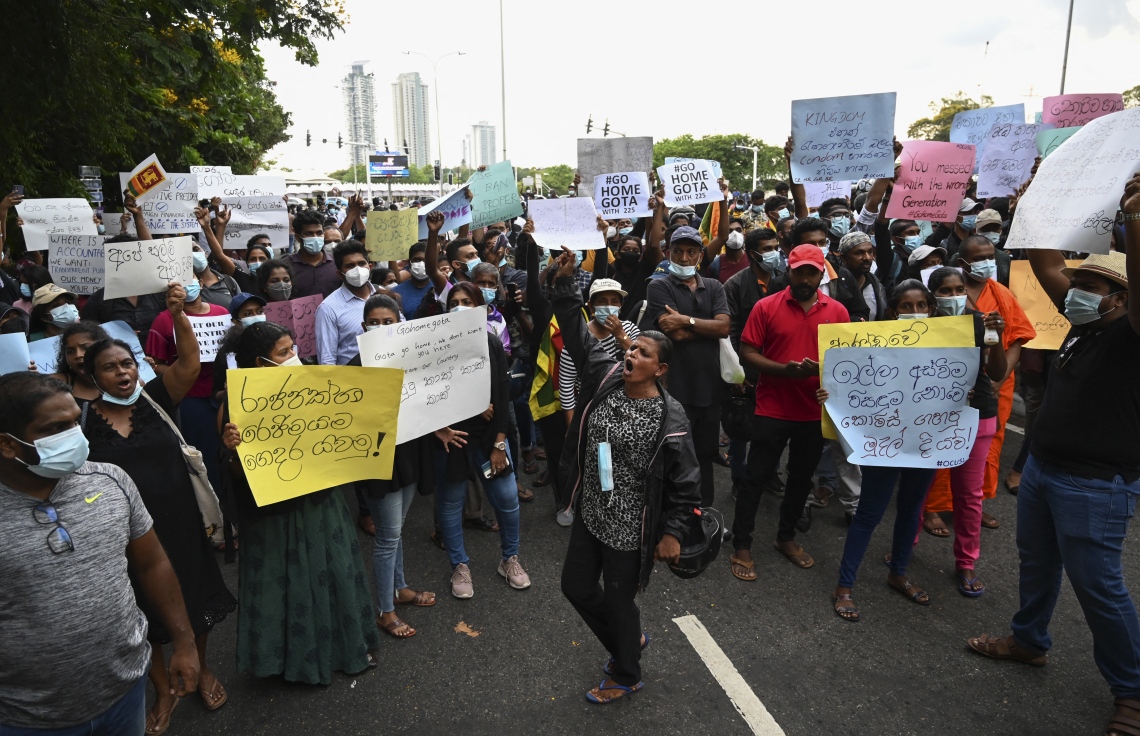 ކޮލަމްބޯ - އެޕްރީލް 5، 2022: ސްރީ ލަންކާގެ އިގްތިސާދީ ހާލަތު ގޯސްވުމުން އާއްމުން ނުކުމެ ސަރުކާރާ ދެކޮޅަށް މުޒާހަރާ ކުރަނީ. --ފޮޓޯ:އޭއެފްޕީ