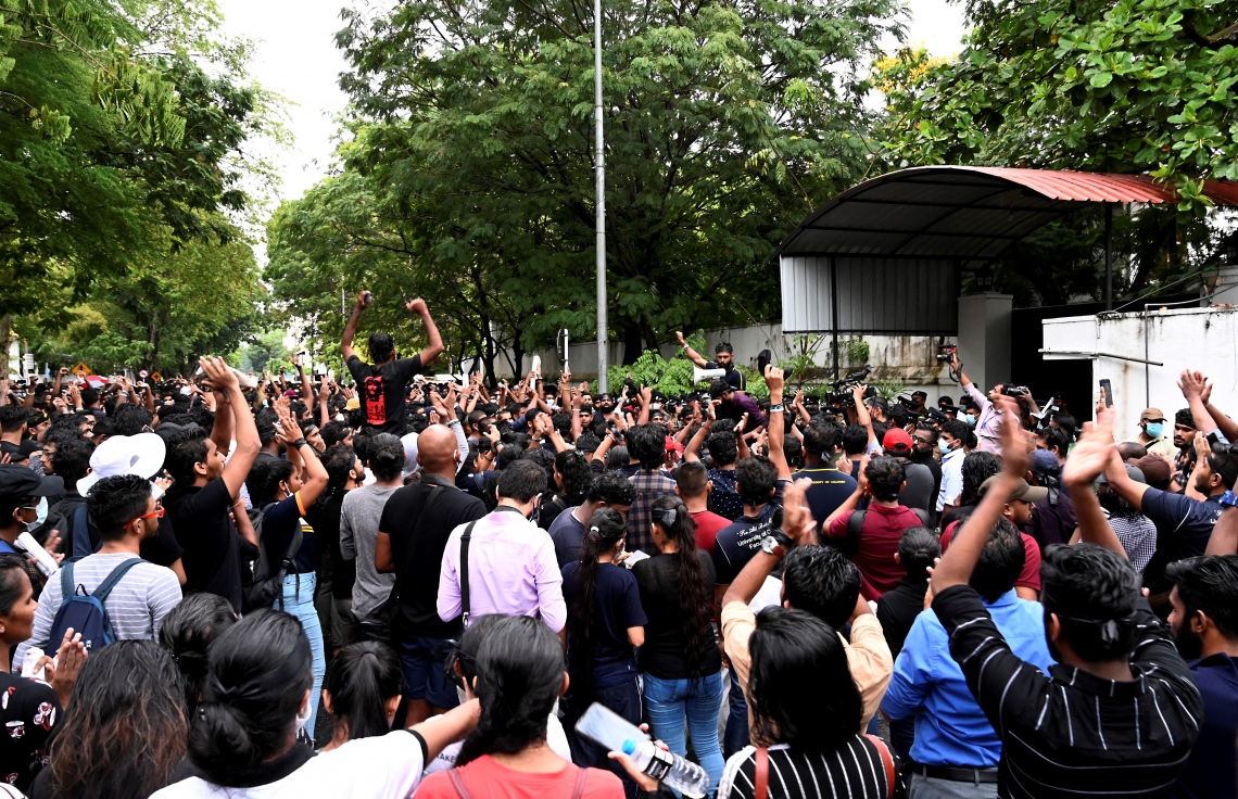 ކޮލަމްބޯ - އެޕްރީލް 5، 2022: ސްރީ ލަންކާގެ ބޮޑުވަޒީރު މަހިންދާ ރާޖަޕަކްސާ ދިރިއުޅުއްވާ ގެކޮޅުގެ ބޭރުގައި އާއްމުން މުޒާހަރާ ކުރަނީ. --ފޮޓޯ:އޭއެފްޕީ