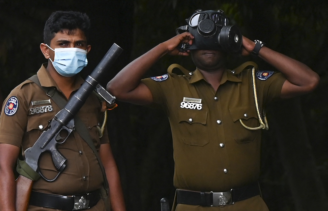 ކޮލަމްބޯ - އެޕްރީލް 5، 2022: ސްރީ ލަންކާ ސަރުކާރާ ދެކޮޅަށް ފަށާފައިވާ މުޒާހަރާތައް ކޮންޓްރޯލް ކުރުމަށް ފުލުހުން ތައްޔާރީ ހާލަތުގައި. --ފޮޓޯ:އޭއެފްޕީ