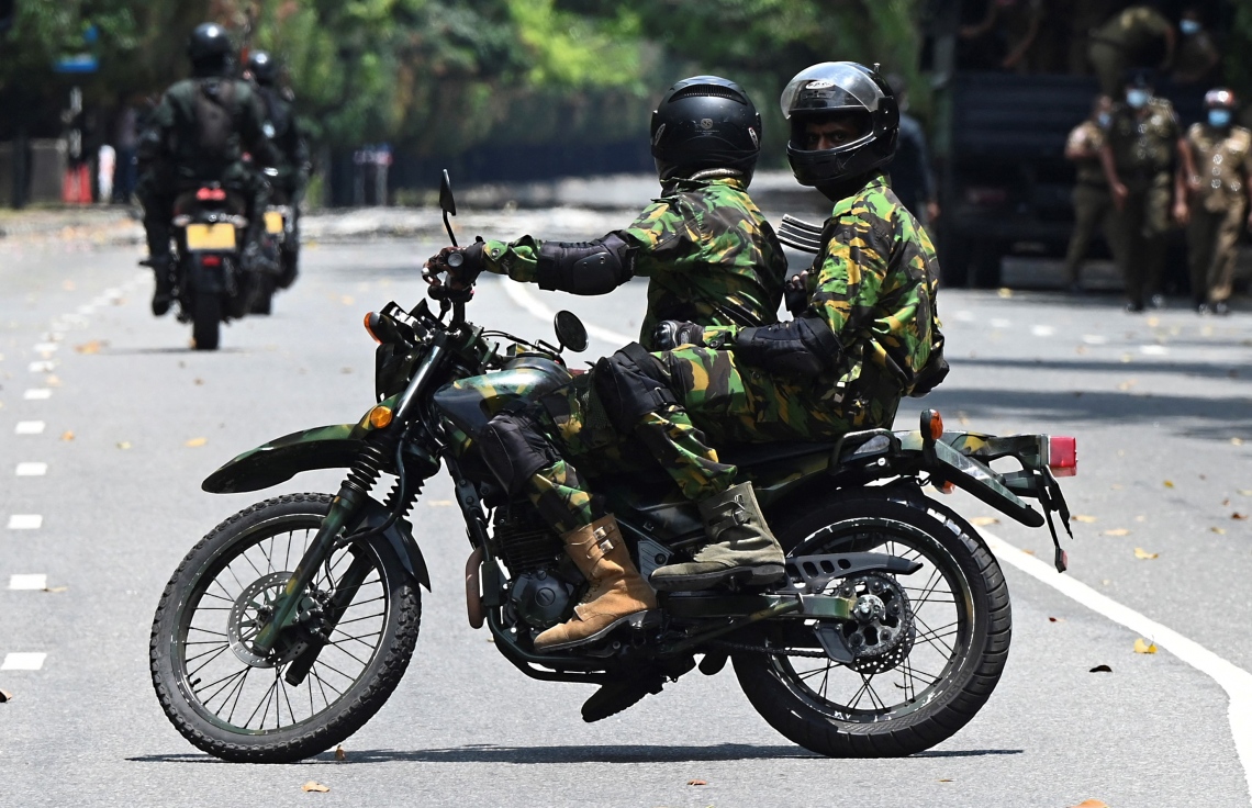 ކޮލަމްބޯ - އެޕްރީލް 5، 2022: ސްރީ ލަންކާ ސަރުކާރާ ދެކޮޅަށް ފަށާފައިވާ މުޒާހަރާތައް ކޮންޓްރޯލް ކުރުމަށް ސްޕެޝަލް ޓާސްކް ފޯސް (އެސްޓީއެފް) އިން މަގުތަކުގައި ހަރަކާތްތެރި ވަނީ. --ފޮޓޯ:އޭއެފްޕީ