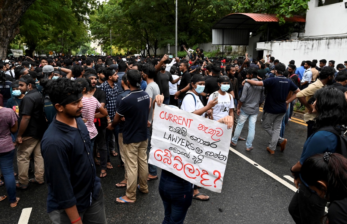 ކޮލަމްބޯ - އެޕްރީލް 5، 2022: ސްރީ ލަންކާގެ ބޮޑުވަޒީރު މަހިންދާ ރާޖަޕަކްސާ ދިރިއުޅުއްވާ ގެކޮޅުގެ ބޭރުގައި އާއްމުން މުޒާހަރާ ކުރަނީ. --ފޮޓޯ:އޭއެފްޕީ