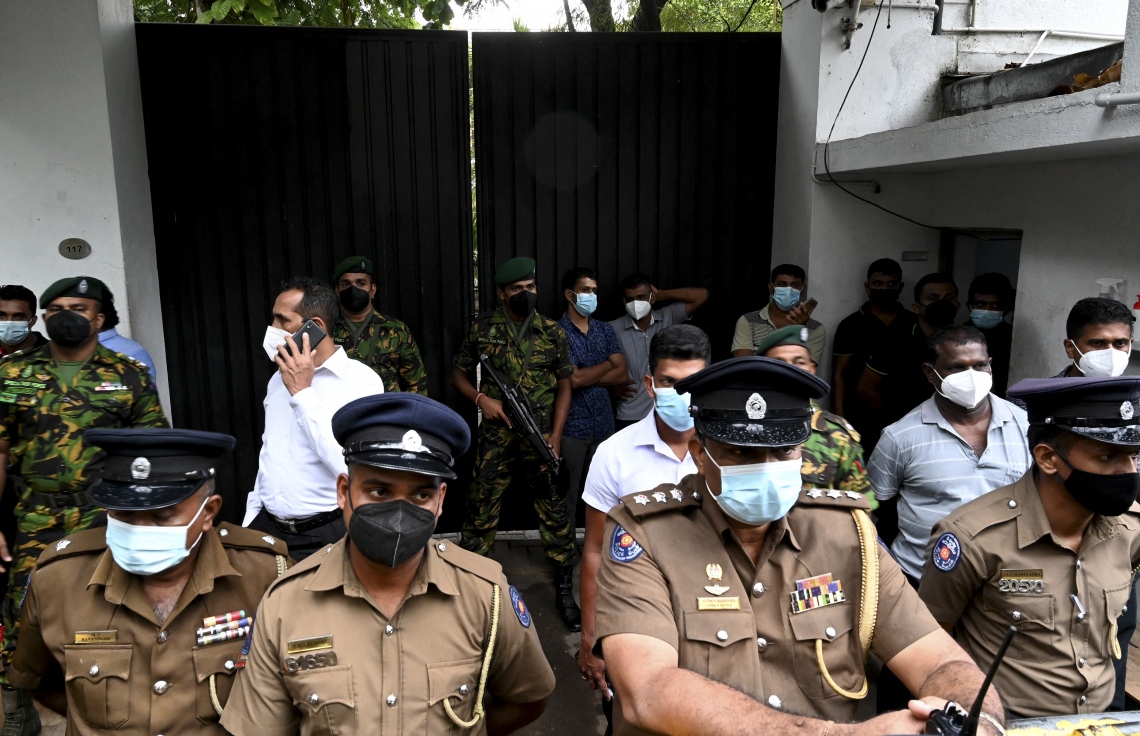 ކޮލަމްބޯ - އެޕްރީލް 5، 2022: ސްރީ ލަންކާގެ ބޮޑުވަޒީރު މަހިންދާ ރާޖަޕަކްސާ ދިރިއުޅުއްވާ ގެކޮޅުގެ ބޭރުގައި އާއްމުން މުޒާހަރާ ކުރަނީ. --ފޮޓޯ:އޭއެފްޕީ