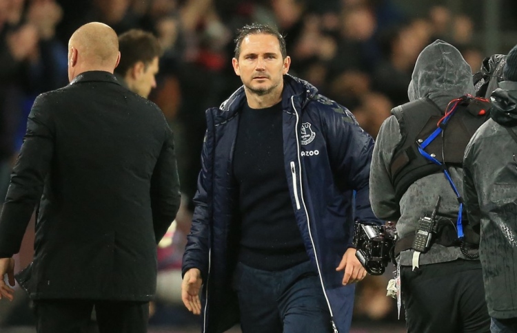 ބާންލީ އަތުން ވެސް ބަލިވެ ލަމްޕާޑަށް ހާސްކަން