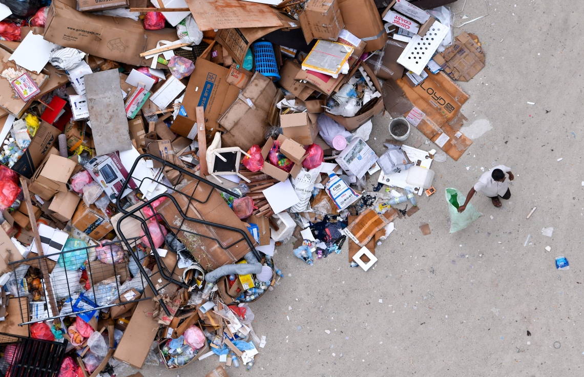 ގާކުނޑި އާއި އެހެނިހެން ކުނިތައް އުކާލަން ހާއްސަ ކޮށްފައިވާ ސަރަހައްދުން މީހަކު އެއްޗެއް ހިފައިގެން ދަނީ.--- ފޮޓޯ: ފަޔާޒު މޫސާ | މިހާރު