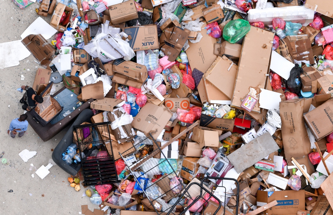 ގާކުނޑި އާއި އެހެނިހެން ކުނިތައް އުކާލާ ސަރަހައްދުގައި ދެ މީހަކު ހަރަކާތްތެރިވަނީ: އަވަހަށް ކުނިވާ ޒާތުގެ ކުނި މި ތަަނަށް އުކާލުން ވަނީ އާންމުވެފައި. އޭގެ ސަބަބުން މުޅި ސަރަހައްދުން ނުބައި ވަސް ދުވުން އަދި މެހީ އުނދަގޫ ވަރަށް ބޮޑު.--- ފޮޓޯ: ފަޔާޒު މޫސާ | މިހާރު