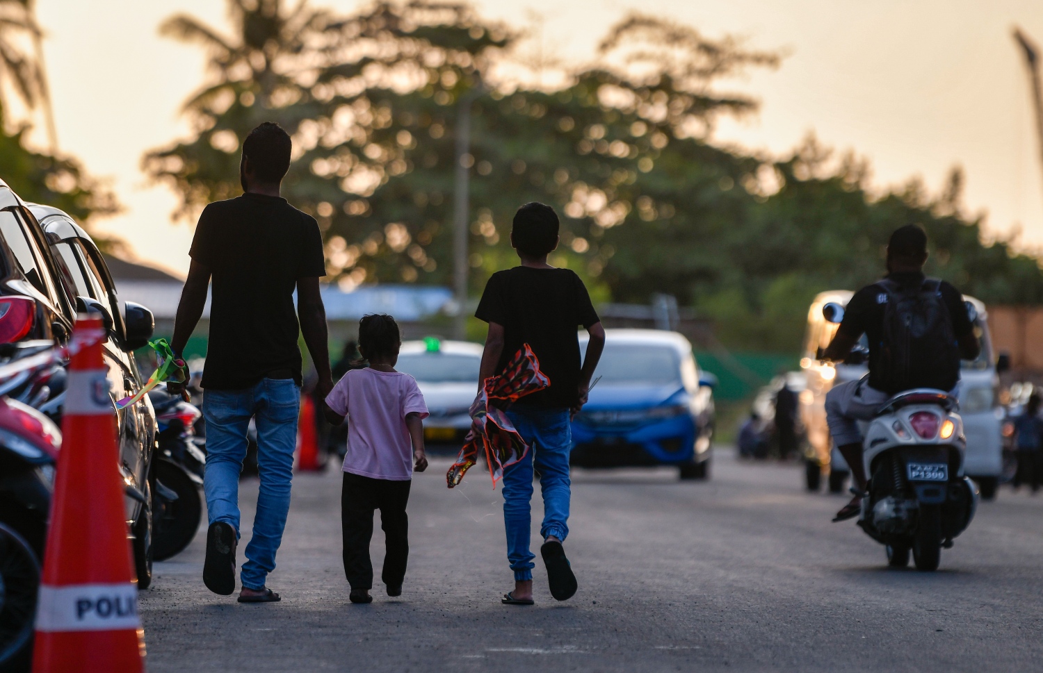 ހިޔާ ސަރަހައްދުގައި އާއިލާއެއް ހިނގާލަން ނިކުމެ-- ފޮޓޯ: ފަޔާޒު މޫސާ/ މިހާރު