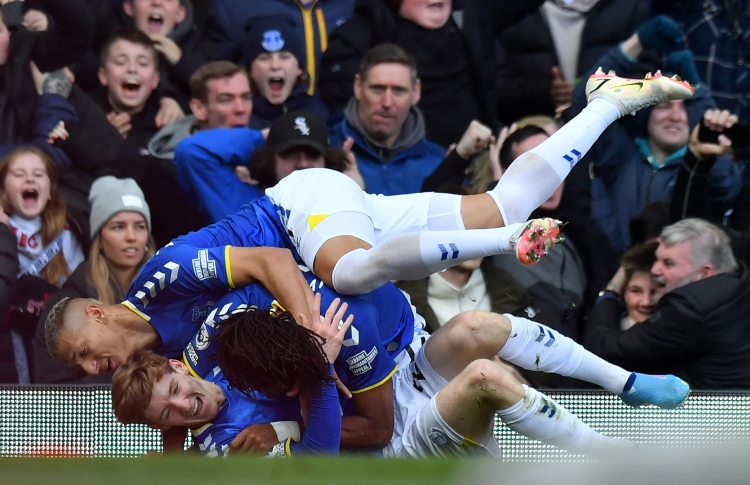 ޔުނައިޓެޑް ބަލިކޮށް އެވަޓަން އަށް އުންމީދެއް