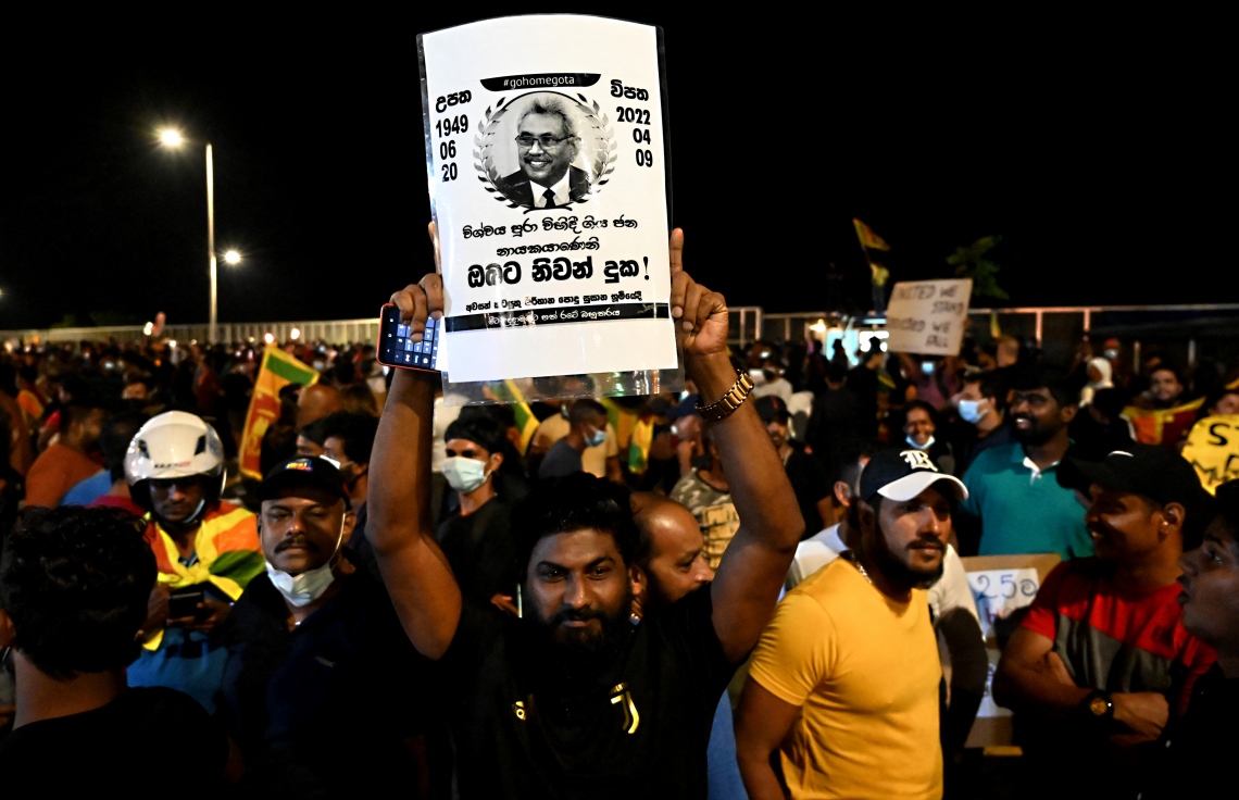 ކޮލަމްބޯ - އެޕްރީލް 9، 2022: ރައީސް ގޯޓާބޭ ރާޖަޕަކްސާގެ އިސްތިއުފާ އަށް އެދި ގޮވާލައި ރޭ މުޒާހަރާ ކުރަނީ: ގޯޓާބޭގެ އިސްތިއުފާ އަށް ގޮވާލައި ރައްޔިތުން މުޒާހަރާ އަށް ނުކުތީ ގައުމުގައި ތެލާއި ބޭސް އަދި އަސާސީ ތަކެތީގެ ދަތިކަން ކުރިމަތިވެފައިވާތާ އެތައް ދުވަހެއް ފަހުން. --ފޮޓޯ:އޭއެފްޕީ