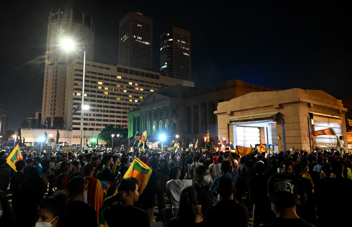 ކޮލަމްބޯ - އެޕްރީލް 9، 2022: ރައީސް ގޯޓާބޭ ރާޖަޕަކްސާގެ އިސްތިއުފާ އަށް އެދި ގޮވާލައި ރޭ މުޒާހަރާ ކުރަނީ: ގޯޓާބޭގެ އިސްތިއުފާ އަށް ގޮވާލައި ރައްޔިތުން މުޒާހަރާ އަށް ނުކުތީ ގައުމުގައި ތެލާއި ބޭސް އަދި އަސާސީ ތަކެތީގެ ދަތިކަން ކުރިމަތިވެފައިވާތާ އެތައް ދުވަހެއް ފަހުން. --ފޮޓޯ:އޭއެފްޕީ