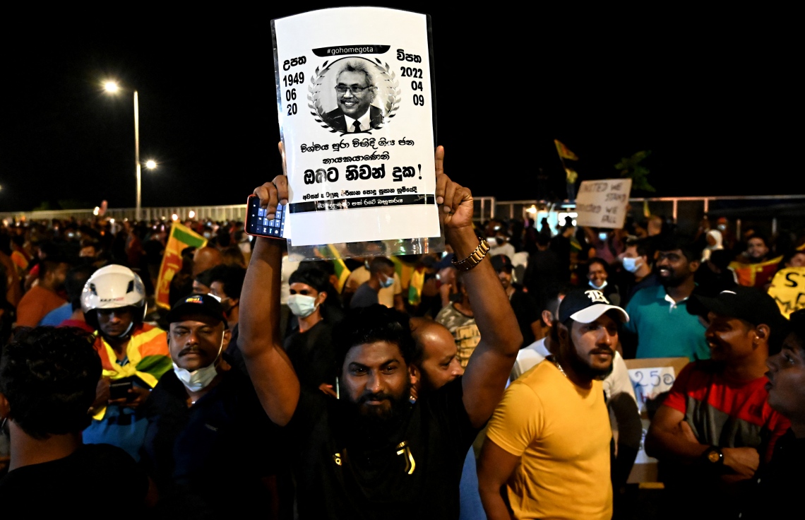 ކޮލަމްބޯ - އެޕްރީލް 9، 2022: ރައީސް ގޯޓާބޭ ރާޖަޕަކްސާގެ އިސްތިއުފާ އަށް އެދި ގޮވާލައި ރޭ މުޒާހަރާ ކުރަނީ: ގޯޓާބޭގެ އިސްތިއުފާ އަށް ގޮވާލައި ރައްޔިތުން މުޒާހަރާ އަށް ނުކުތީ ގައުމުގައި ތެލާއި ބޭސް އަދި އަސާސީ ތަކެތީގެ ދަތިކަން ކުރިމަތިވެފައިވާތާ އެތައް ދުވަހެއް ފަހުން. --ފޮޓޯ:އޭއެފްޕީ