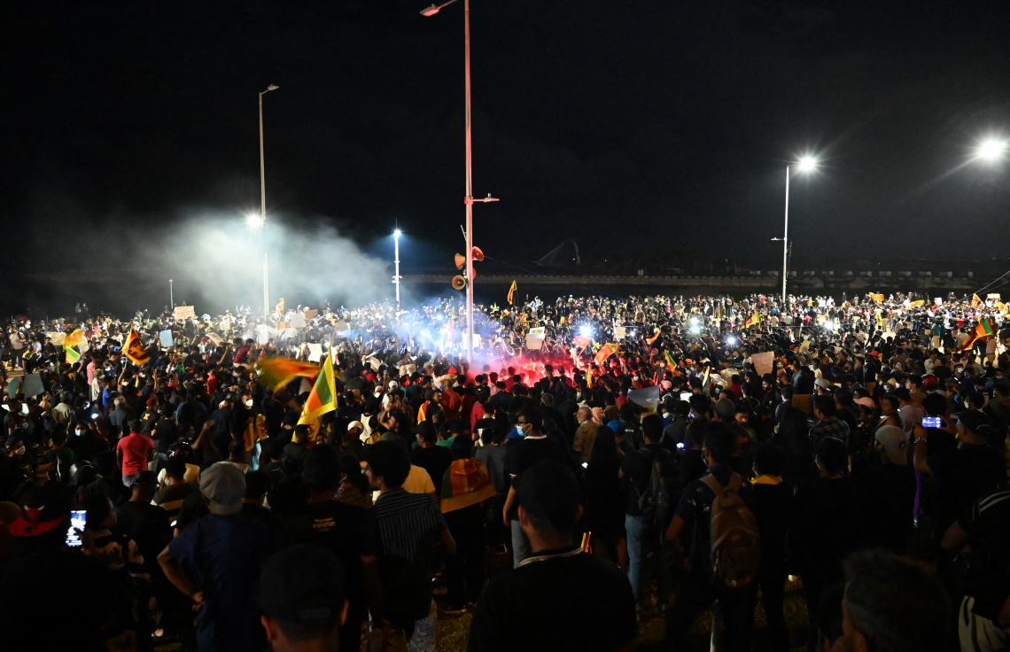 ކޮލަމްބޯ - އެޕްރީލް 9، 2022: ސްރީ ލަންކާ ސަރުކާރާ ދެކޮޅަށް މިހާތަނަށް ބާއްވާ އެންމެ ބޮޑު މުޒާހަރާ ރޭ ވަނީ ރައީސް ގޯޓާބޭ ރާޖަޕަކްސާގެ ރަސްމީ ގެކޮޅު ހިމެނޭ ސަރަހައްދުގައި ފަށާފައި: ގޯޓާބޭގެ އިސްތިއުފާ އަށް ގޮވާލައި ރައްޔިތުން މުޒާހަރާ އަށް ނުކުތީ ގައުމުގައި ތެލާއި ބޭސް އަދި އަސާސީ ތަކެތީގެ ދަތިކަން ކުރިމަތިވެފައިވާތާ އެތައް ދުވަހެއް ފަހުން. --ފޮޓޯ:އޭއެފްޕީ