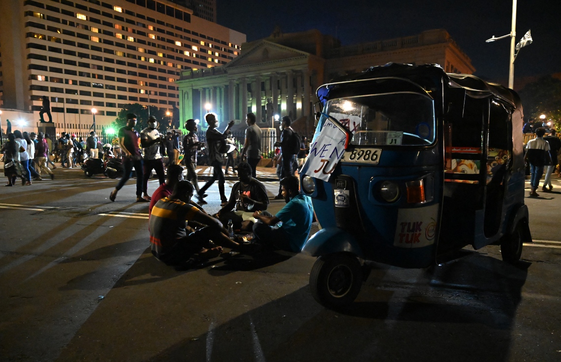 ކޮލަމްބޯ - އެޕްރީލް 9، 2022: ސްރީ ލަންކާ ސަރުކާރާ ދެކޮޅަށް ރޭ ފެށި މުޒާހަރާގައި ބައެއް މީހުން ރައީސްގެ ރަސްމީ ގެކޮޅު ހިމެނޭ ސަރަހައްދުގައި އިށީނދެލައިގެން: މިއީ ރައީސް ގޯޓާބޭގެ އިސްތިއުފާ އަށް ގޮވާލާ މިހާތަނަށް ފެށި އެންމެ ބޮޑު މުޒާހަރާ. --ފޮޓޯ:އޭއެފްޕީ