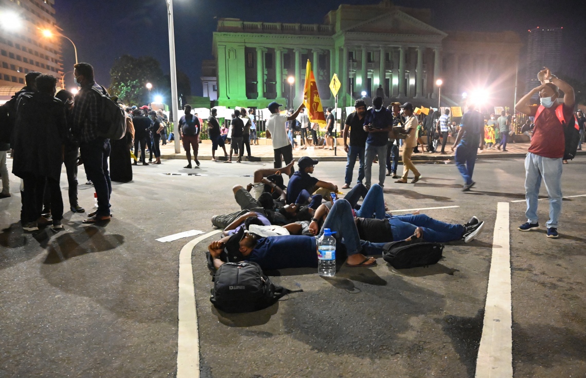 ކޮލަމްބޯ - އެޕްރީލް 9، 2022: ސްރީ ލަންކާ ސަރުކާރާ ދެކޮޅަށް ރޭ ފެށި މުޒާހަރާގައި ބައެއް މީހުން މަގުތަކުގައި އޮށޯވެލައިގެން: މިއީ ރައީސް ގޯޓާބޭގެ އިސްތިއުފާ އަށް ގޮވާލާ މިހާތަނަށް ފެށި އެންމެ ބޮޑު މުޒާހަރާ. --ފޮޓޯ:އޭއެފްޕީ